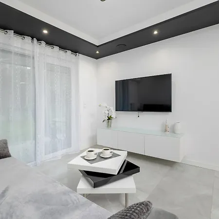 Modern With Private Garden By Renters Prestige *