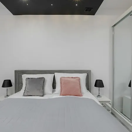 Modern With Private Garden By Renters Prestige Appartamento *