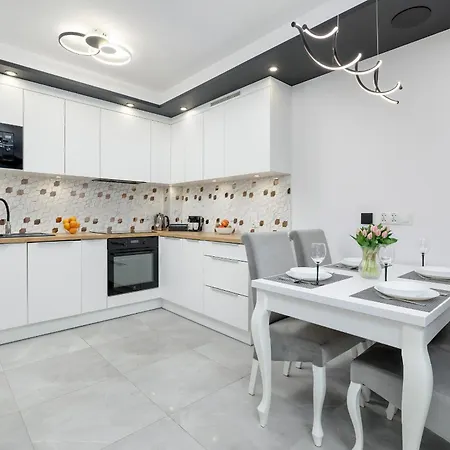 Modern With Private Garden By Renters Prestige *